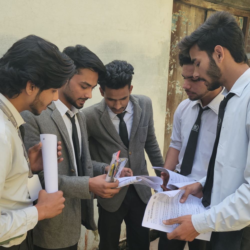 संभल में सीबीएसई परीक्षा शुरू, 11 छात्र अनुपस्थित:12 केंद्रों पर गणित के पेपर में 3126 परीक्षार्थी हुए शामिल, सीसीटीवी से निगरानी