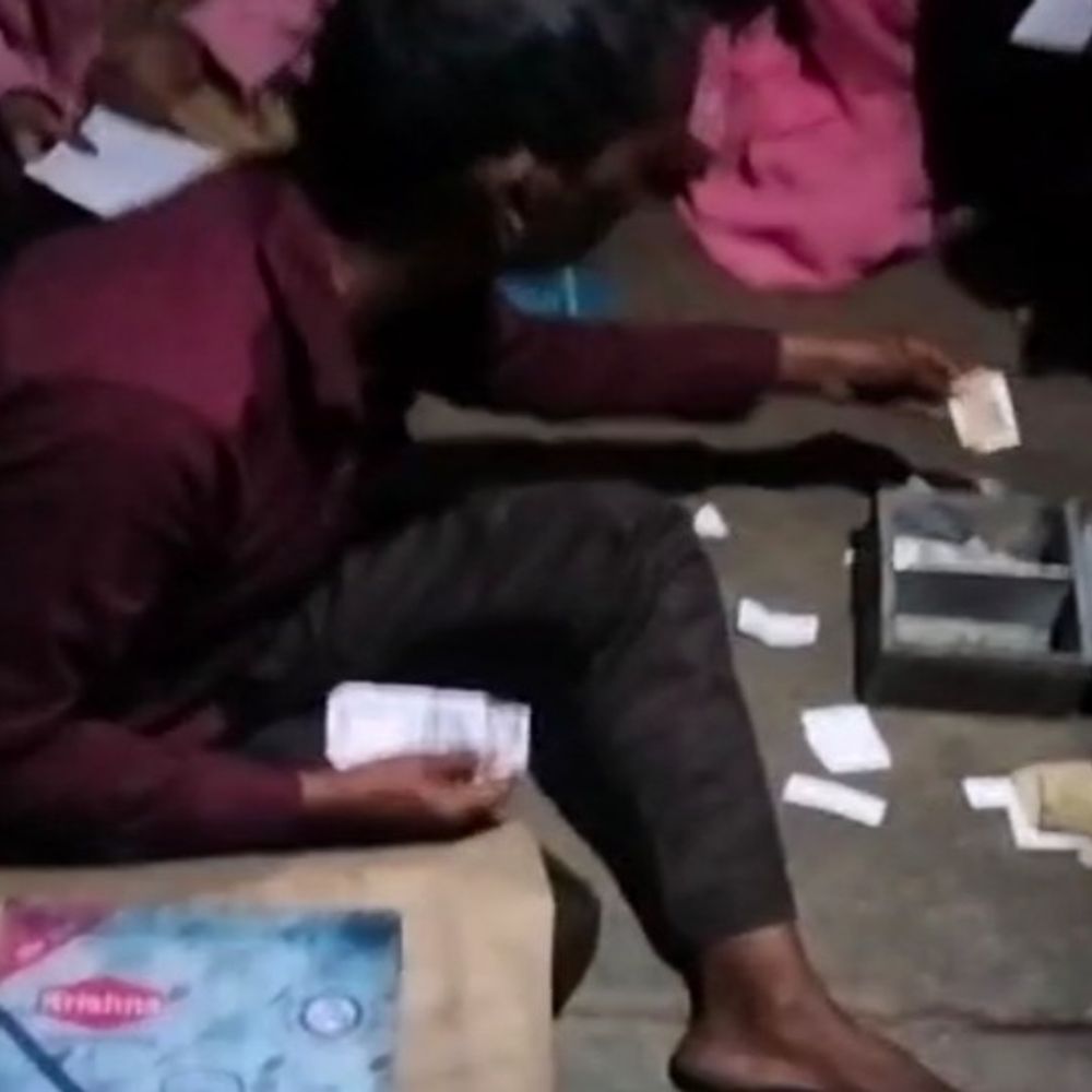 शाहजहांपुर में सट्टा लिखते व्यक्ति का वीडियो:राह चलते पुलिस पकड़कर कार्रवाई का करती दावा, घरों में बेखौफ चल रहा अवैध कारोबार