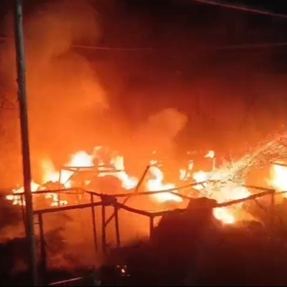 चित्रकूट रामायण मेला परिसर में लगी आग:दो दुकानें जलकर खाक, दुकानदार झुलसा; 10 लाख का नुकसान