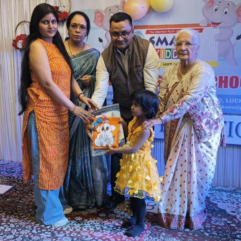 लखनऊ में स्मार्ट किडीज प्ले स्कूल का वार्षिकोत्सव:बच्चों ने दी रंगारंग प्रस्तुतियां, उनके समग्र विकास पर चर्चा हुई