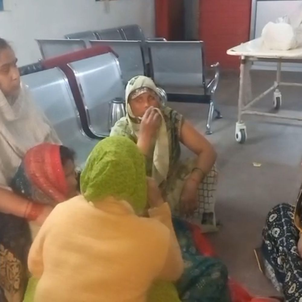 फिरोजाबाद में प्रसव के दौरान महिला की मौत:परिजनों ने अस्पताल पर लापरवाही का आरोप लगाया, जांच की मांग