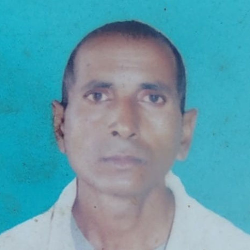 हाईटेंशन तार की चपेट में आने से मजदूर की मौत:देवरिया में मछली पोखर में चारा डालते समय हुआ हादसा