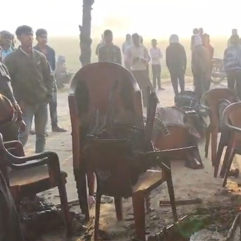 एटा में टेंट हाउस में भीषण आग:लाखों का सामान जलकर राख, ग्रामीणों ने कड़ी मशक्कत से पाया काबू