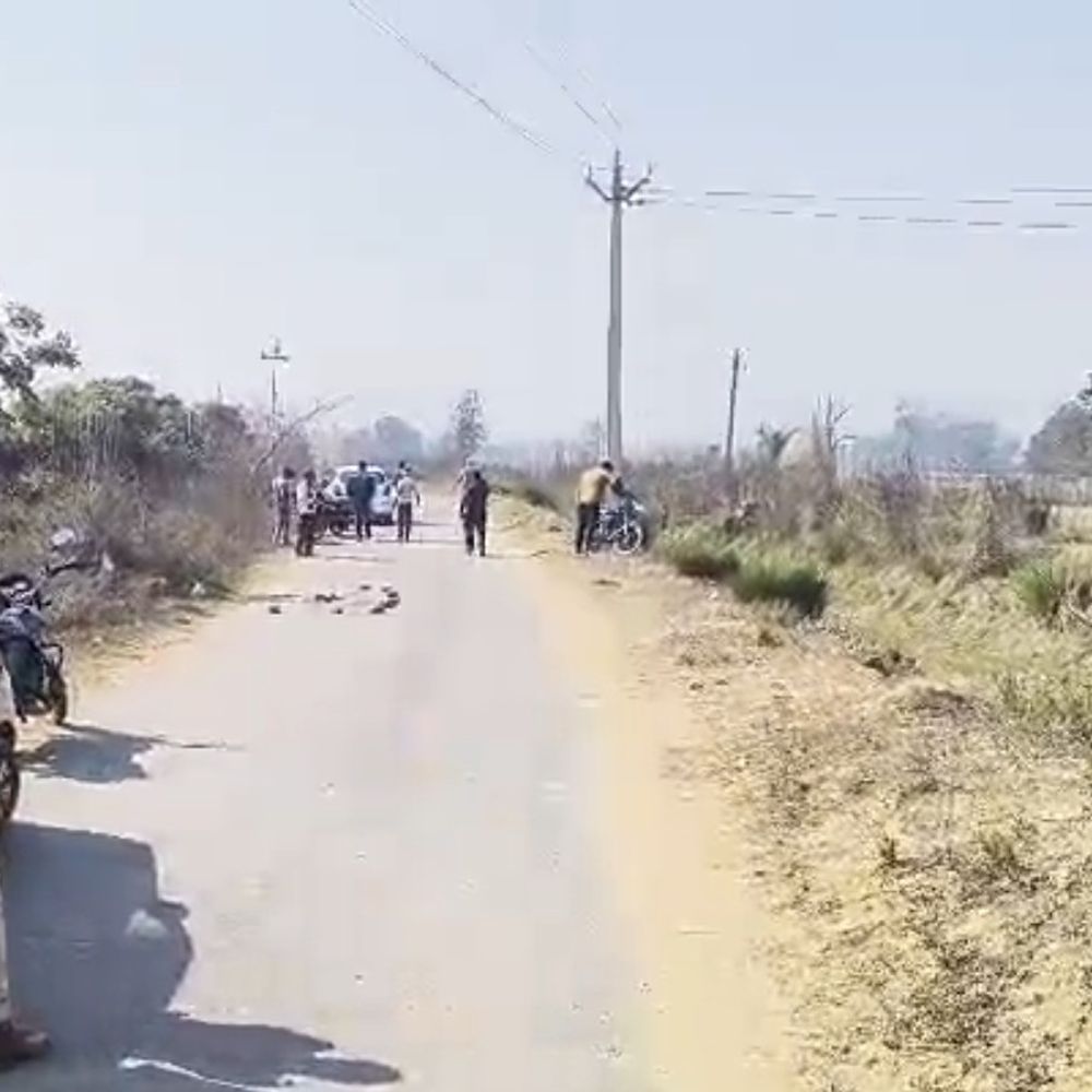 हरदोई में दामाद ने ससुर की हत्या की:दिनदहाड़े सड़क पर हॉकी से पीट-पीटकर मारा, आरोपी फरार