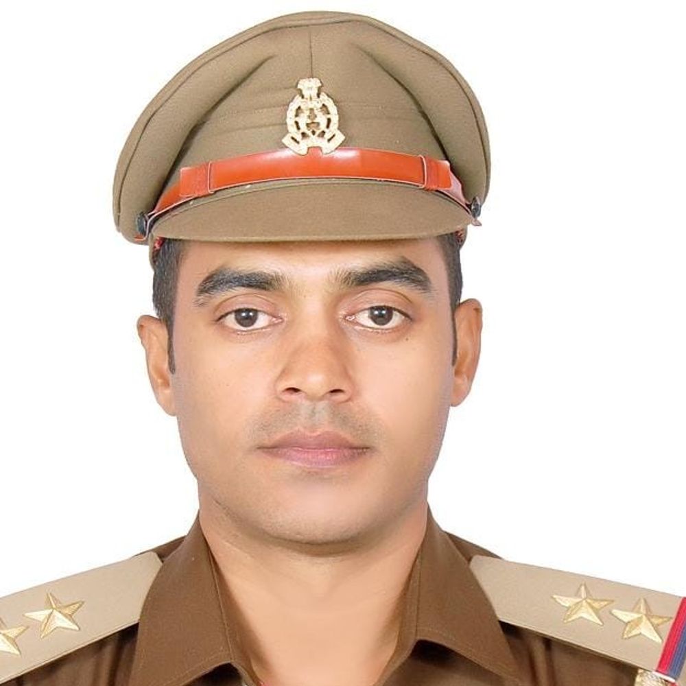 गोंडा में एकतरफा कार्रवाई के आरोप में एसओ लाइन हाजिर:कमल शंकर चतुर्वेदी को परसपुर थाने के नए थाना अध्यक्ष, एसपी ने जारी किया देर रात तबादला आदेश