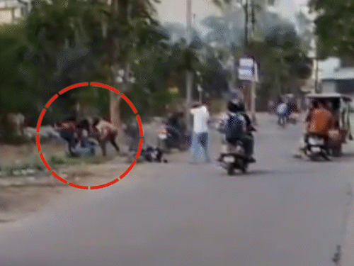 कानपुर में दिनदहाड़े 8 लाख की लूट, VIDEO:पुलिस चौकी से 200 मीटर दूर वारदात, बदमाशों ने तमंचे के बट से हमला कर छीना बैग