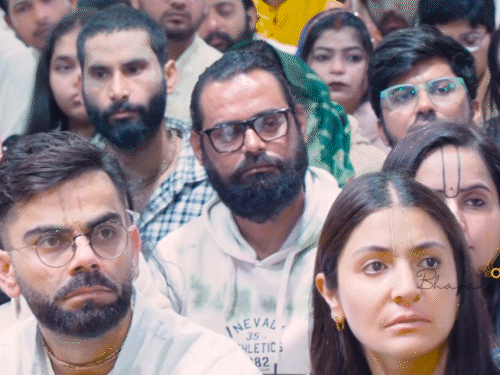 विराट-अनुष्का वृंदावन पहुंचे, प्रेमानंद महाराज से आशीर्वाद लिया:भक्तों के साथ हाथ-जोड़कर बैठे रहे; एक घंटे तक सत्संग सुना