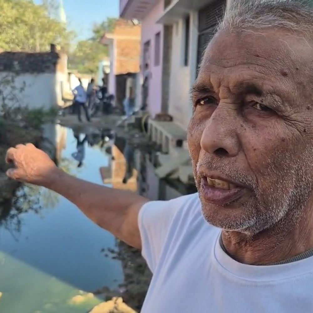 महोबा के भटीपुरा में एक महीने से जलभराव:नगर पालिका ने ऑनलाइन निस्तारण का दावा किया