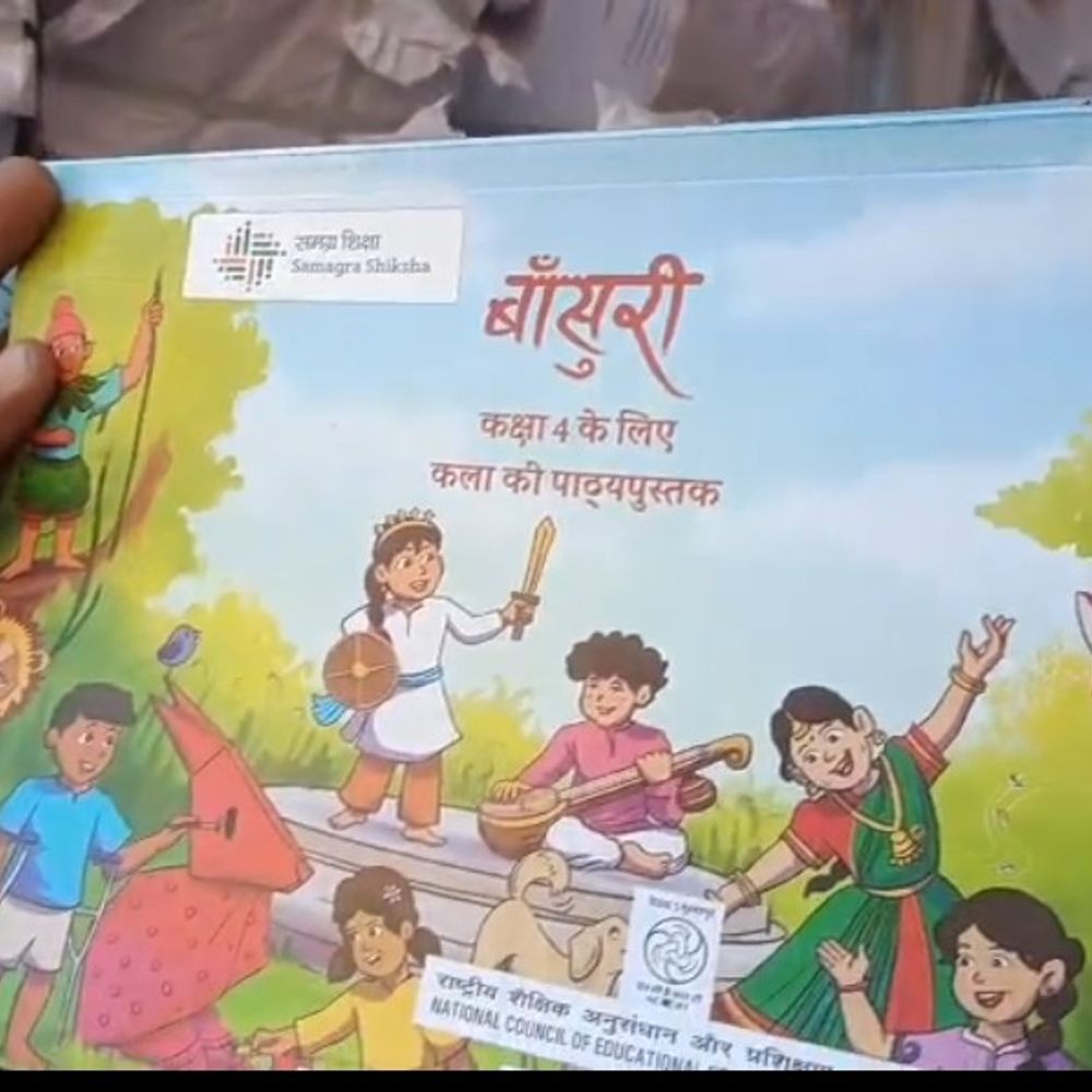 बहराइच में ट्रक में मिलीं सरकारी स्कूलों की किताबें:डीएम ने जांच के आदेश दिए, गाड़ी को जब्त कर कार्रवाई शुरू