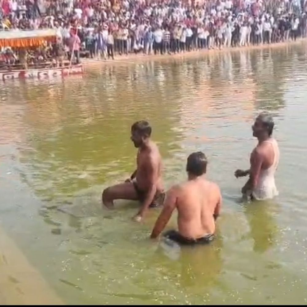 संतकबीरनगर में युवक पोखरे में डूबा:तामेश्वरनाथ धाम मेले में हादसा, कपड़ा और मोबाइल मिलने पर चला सर्च ऑपरेशन