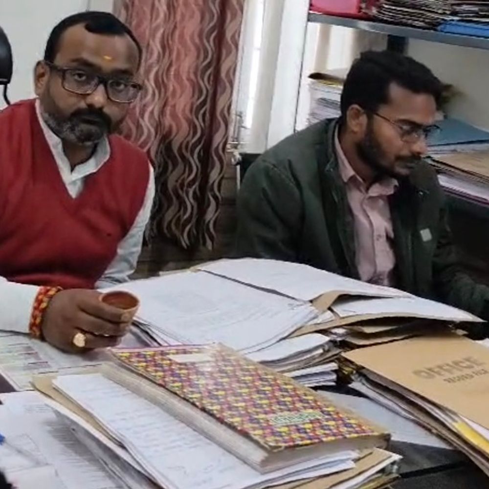 बेसिक शिक्षा विभाग पर गोपनीयता भंग के आरोप:निजी लोग संभाल रहे संवेदनशील फाइलें और अधिकारियों के डोंगल