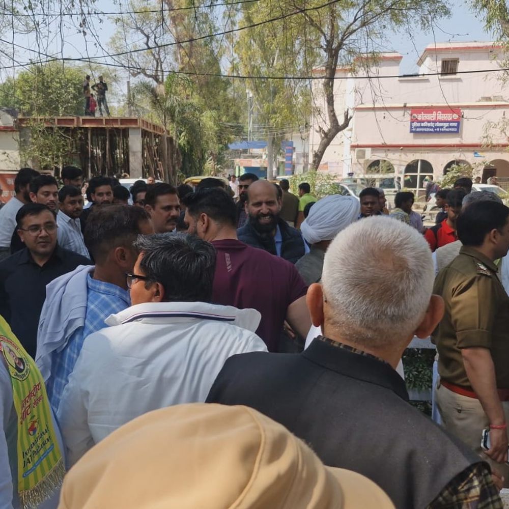 युवतियों से मारपीट, बिसरख थाने का घेराव किया:आरोपियों पर कड़ी कार्रवाई न होने पर आंदोलन की चेतावनी