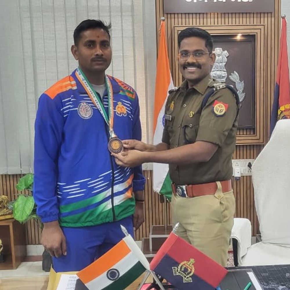 आरक्षी सुनील कुमार ने जीता ब्रॉन्ज मेडल:एसपी ने ऑल इंडिया पुलिस हैंडबॉल क्लस्टर प्रतियोगिता में सम्मानित किया