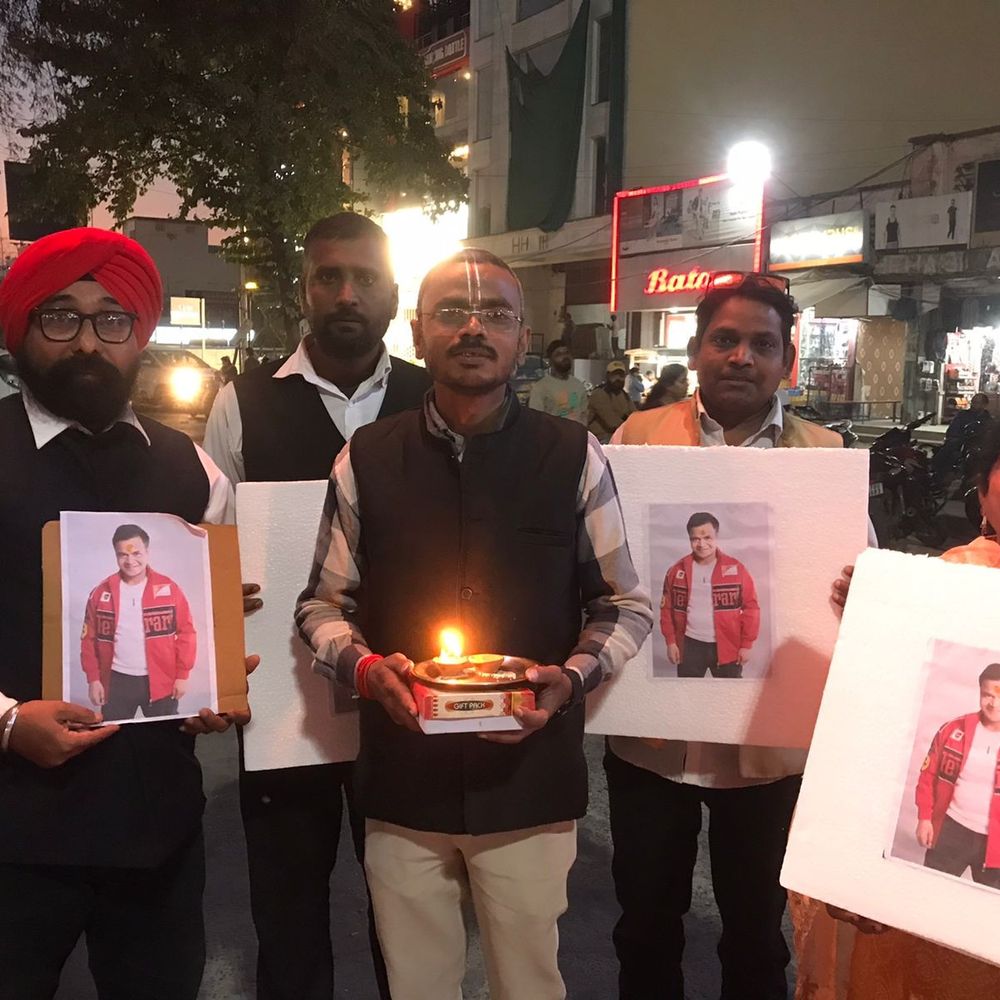 अभिनेता राजपाल यादव को जमानत मिली:प्रयागराज में समर्थकों ने मिठाई बांटी, पूजा-अर्चना कर मनाया जश्न