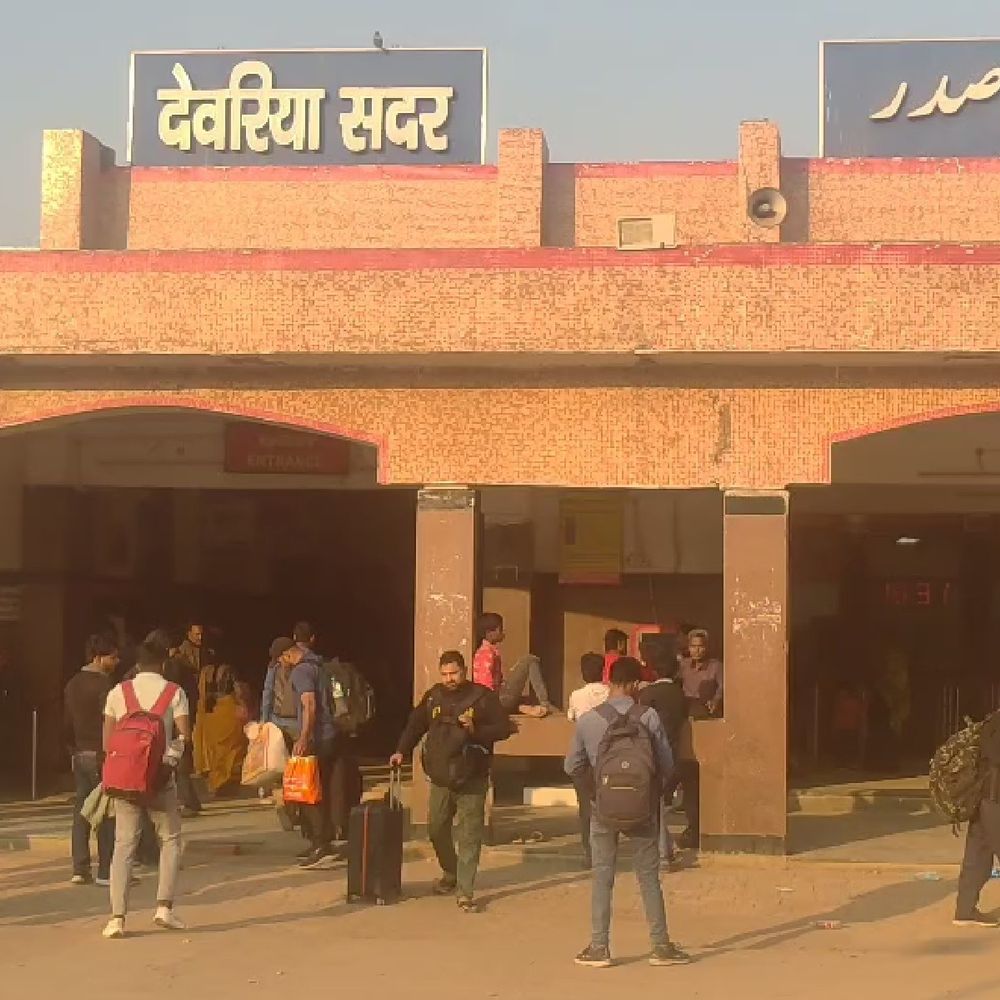 ट्रेन में टीटीई पर महिला से दुष्कर्म करने का आरोप:गोरखपुर जीआरपी ने केस दर्ज कर देवरिया किया ट्रांसफर