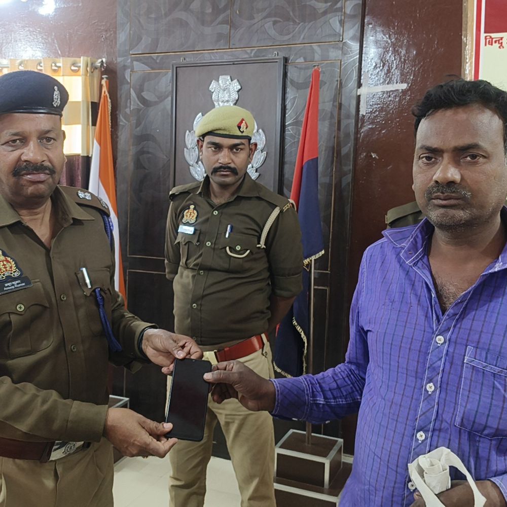 मऊ साइबर सेल ने 25 लाख के मोबाइल बरामद किए:चोरी और गुम हुए 125 फोन स्वामियों को सौंपे गए