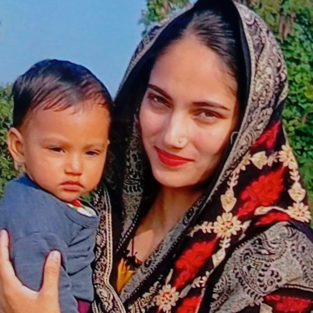 श्रावस्ती में महिला ने फांसी लगाकर जान दी:पति पहली पत्नी संग मुंबई गया था, एक साल की बेटी को छोड़ जान दी