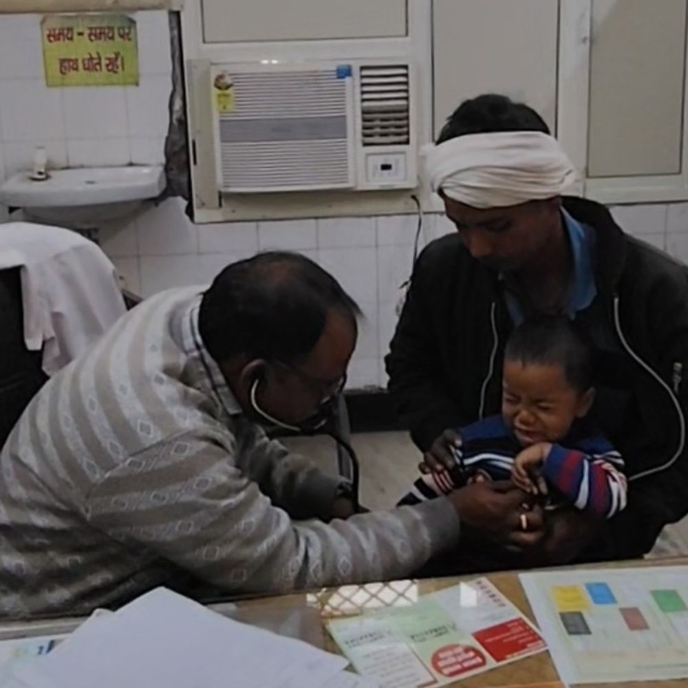 बदलते मौसम का असर बच्चों की सेहत पर:खांसी, बुखार, जुकाम की चपेट में आ रहे बच्चे, सरकारी और प्राइवेट अस्पतालों में भीड़