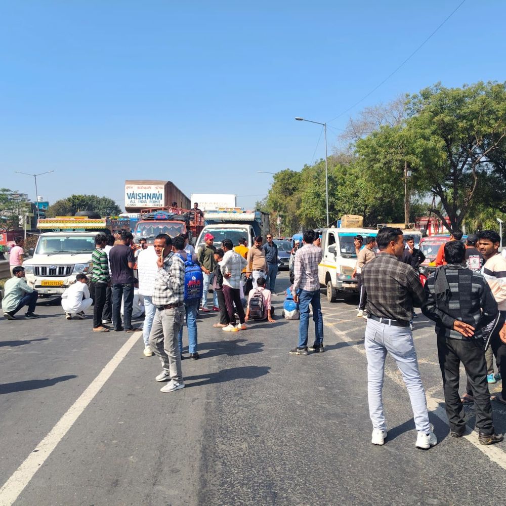 फिरोजाबाद में देर से पहुंचे छात्रों को प्रवेश नहीं मिला:केंद्रीय विद्यालय के छात्र सड़क पर बैठे, पुलिस ने समझाकर उठाया