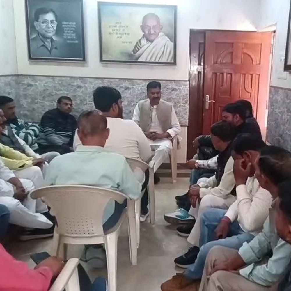 कांग्रेस सांसद राकेश राठौर सहित दर्जनों नेता हाउस अरेस्ट:लखनऊ प्रदर्शन से पहले पुलिस तैनात, सांसद बोले- भाजपा लोकतंत्र की हत्या करना चाहती