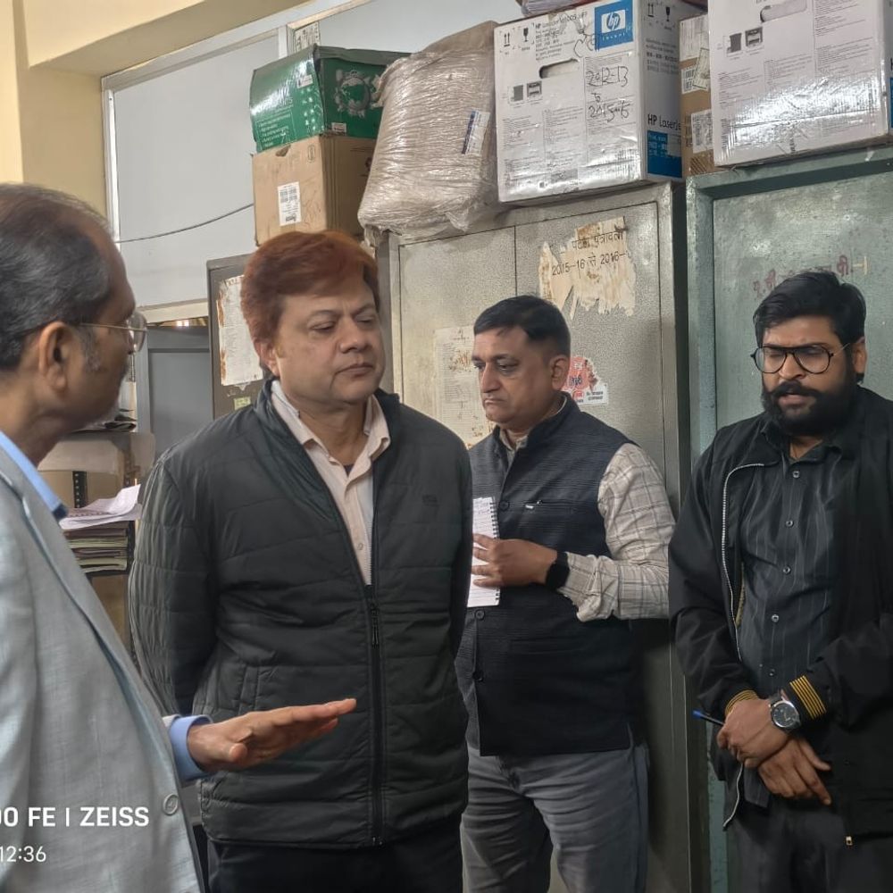 CDO ने अनुपस्थित कर्मचारियों और अधिकारियों का वेतन रोका:हाथरस के कार्यालयों में मिलीं अव्यवस्थाएं, कार्रवाई के दिए निर्देश