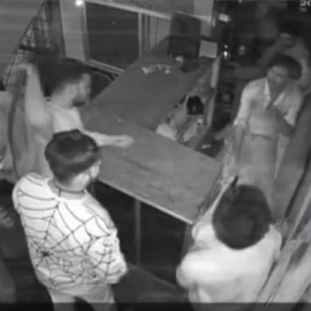 झांसी में होटल मैनेजर को 40 बेल्ट मारे…VIDEO:एक रूम में 8 लोगों को नहीं ठहरने दिया तो पीटा, 2 कर्मियों पर भी लात-घुसे बरसाए