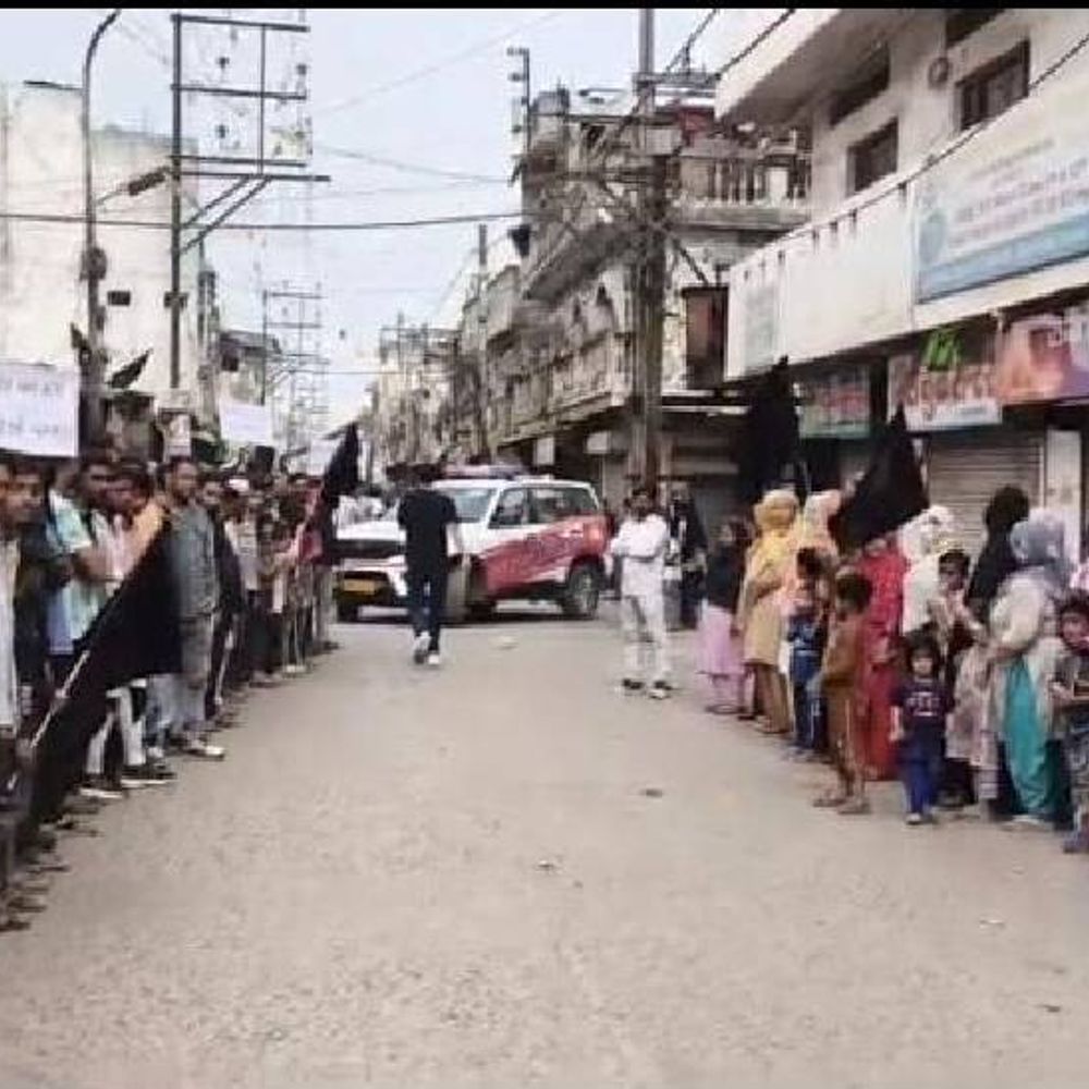 चंदन नगर–कालानी नगर सड़क निर्माण का विरोध तेज:  रहवासियों ने मानव शृंखला बनाकर जताया आक्रोश; महिलाओं ने भी काले झण्डे, तख्तियां लेकर किया प्रदर्शन – Indore News