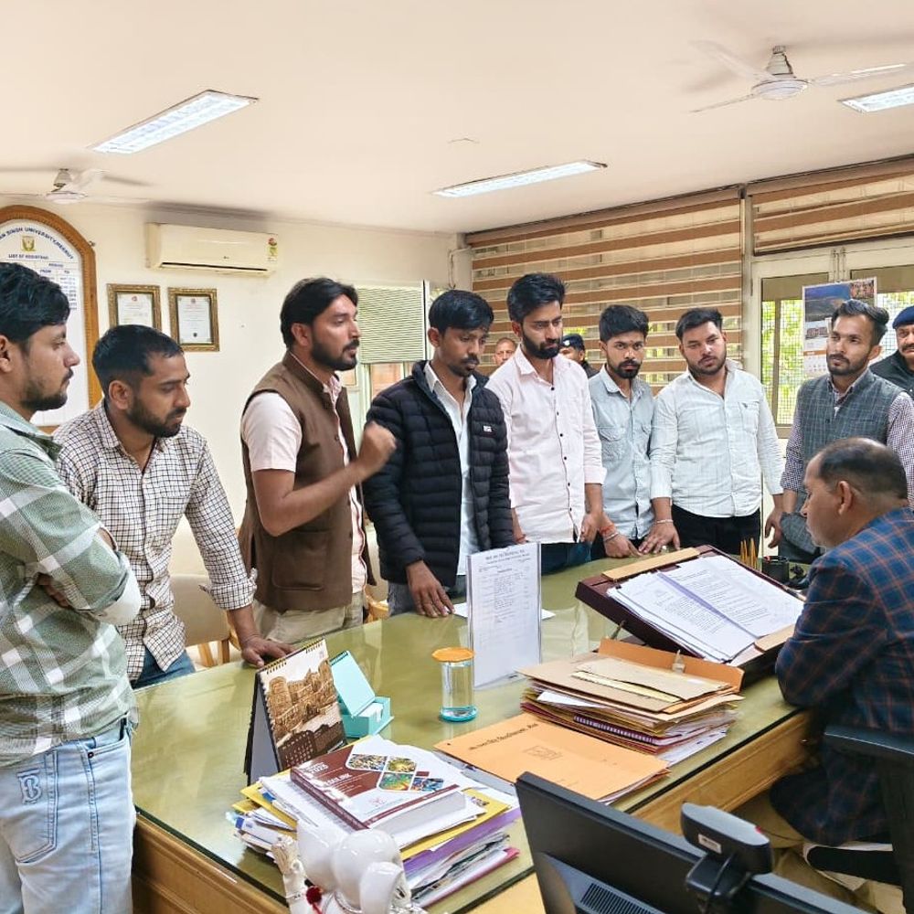 प्राचार्य के उत्पीड़न से शिक्षिका परेशान...तो शिक्षक से छात्रा:मेरठ की CCSU में छात्र नेताओं ने रजिस्ट्रार के आवास पर किया प्रदर्शन, व्यवस्था पर उठाए सवाल