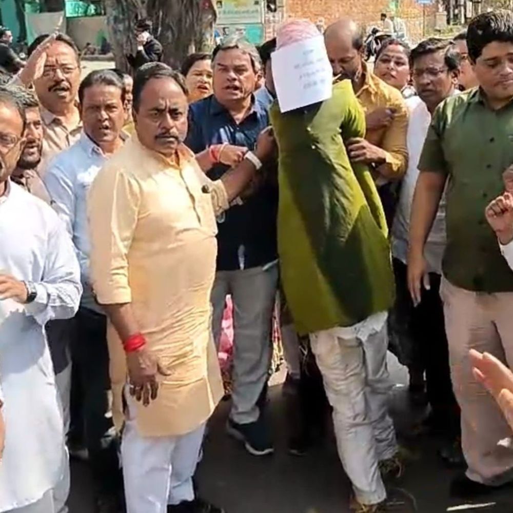 आदिवासी बुजुर्ग की हत्या मामले में कांग्रेस का पुतला दहन:  ‘खनन माफिया और प्रशासनिक आतंक’ के खिलाफ प्रदेशभर में आंदोलन करेगी कांग्रेस – Raipur News