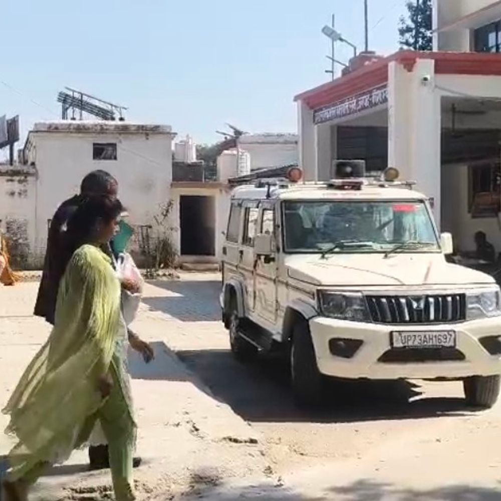 कौशांबी में बोर्ड परीक्षा में मुन्ना भाई गिरफ्तार:दूसरे छात्र की जगह दे रहा था एग्जाम, सचल दल ने पकड़ा