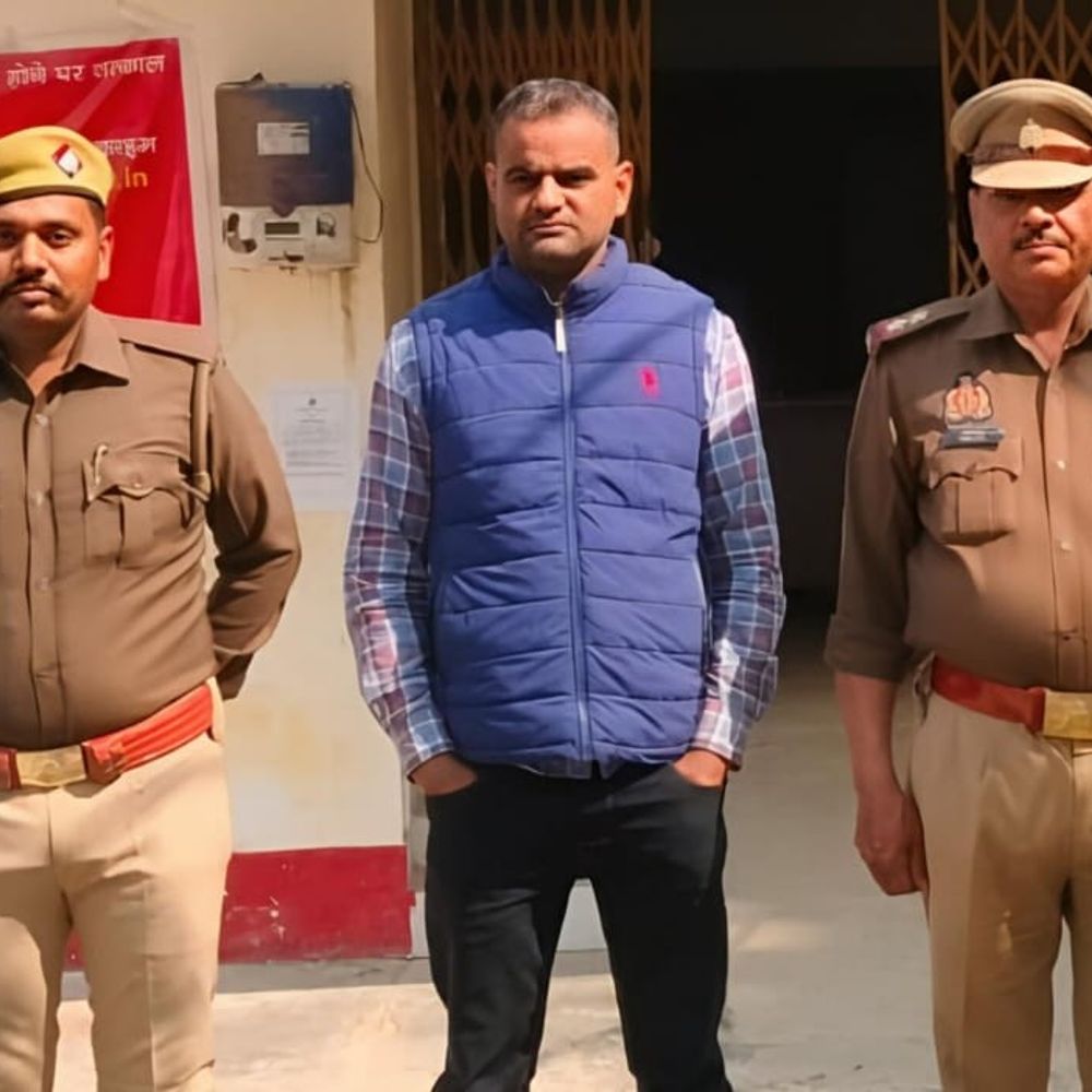 सुलतानपुर में तिलकोत्सव में हर्ष फायरिंग, आबकारी सिपाही गिरफ्तार:लाइसेंसी पिस्टल से चली गोली से साथी घायल, जेल भेजा गया; ऑटोमेटिक पिस्टल बरामद