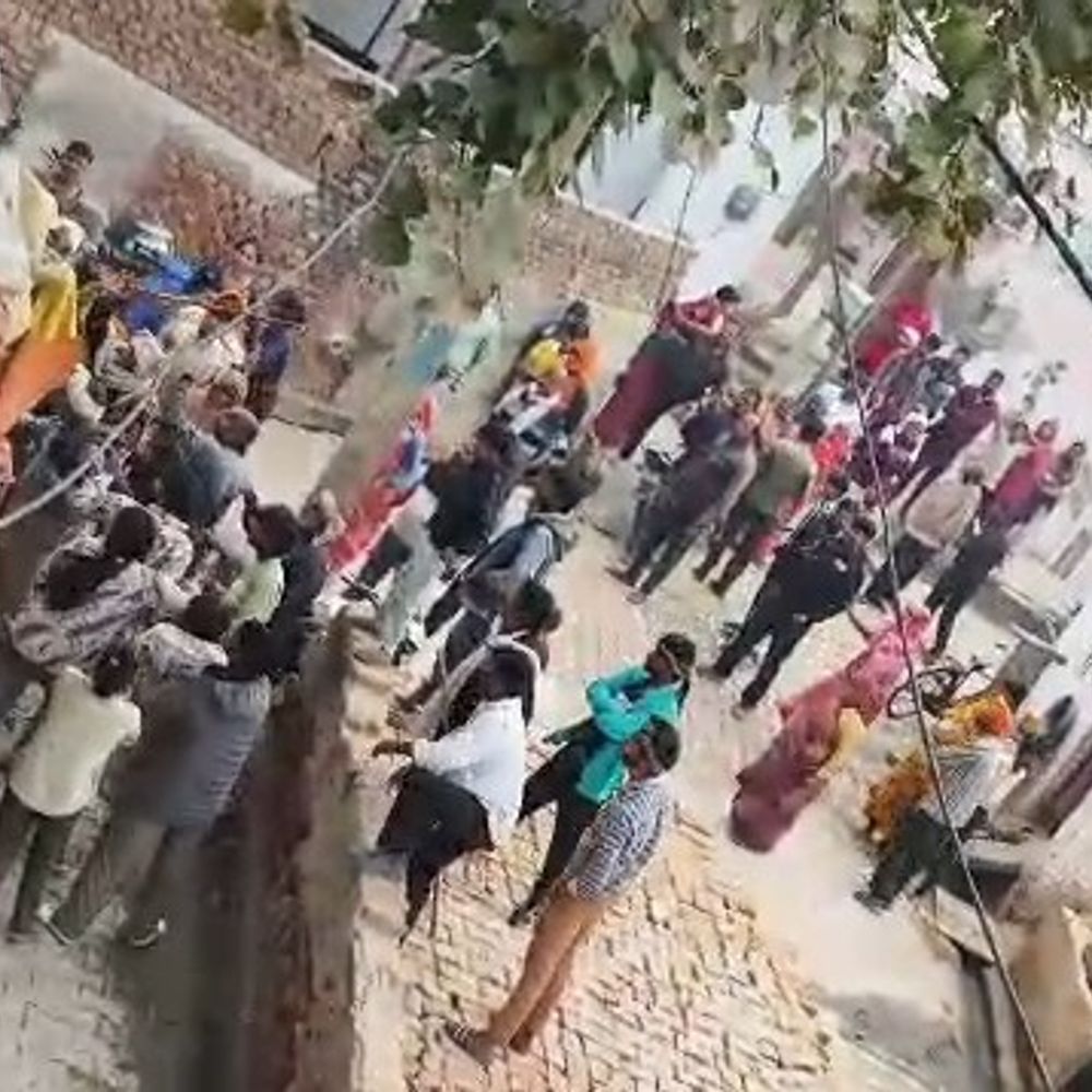 मथुरा में पड़ोसियों के बीच हिंसक झड़प, 5 घायल:लाठी-डंडे और पत्थर चले, पुलिस जांच में जुटी