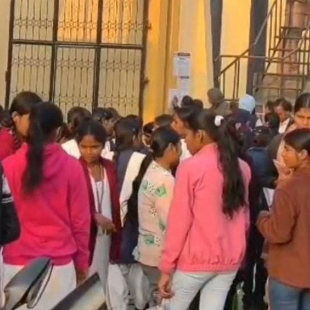 अम्बेडकरनगर में बोर्ड परीक्षाएं कड़ी सुरक्षा में शुरू:71,998 परीक्षार्थी 114 केंद्रों पर दे रहे एग्जाम, सख्त जांच के बाद मिला प्रवेश