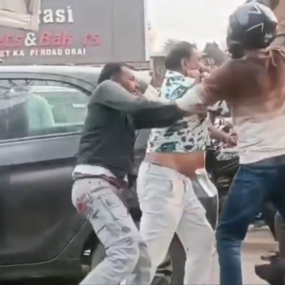 ओवरटेक को लेकर बाइक-कार सवारों ने सड़क पर की मारपीट:जालौन में कालपी रोड पर देर तक चला हंगामा, CCTV खंगाल रही पुलिस