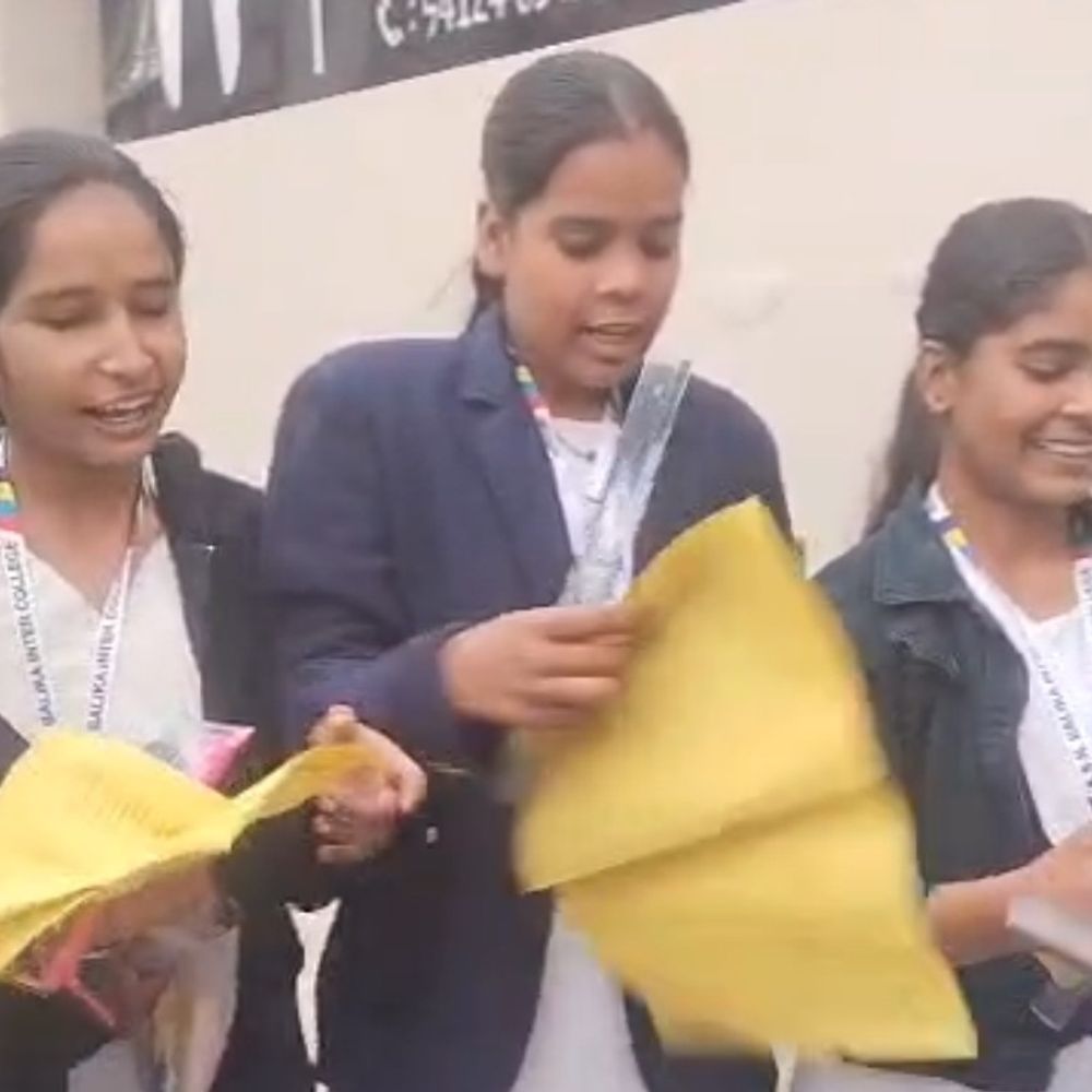 यूपी बोर्ड परीक्षा शुरू, पहले दिन हिंदी का पेपर संपन्न:1,399 हाईस्कूल और 2,493 इंटर के छात्र रहे अनुपस्थित