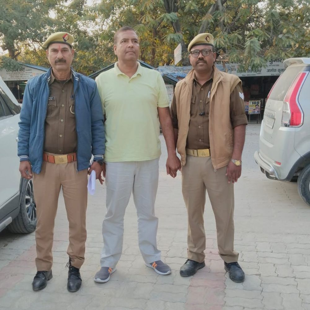 बलिया पुलिस पर हमला मामले में मुख्य आरोपित गिरफ्तार:वारंटी को पकड़ने गई टीम पर हुआ था हमला, वाराणसी से पकड़ा गया
