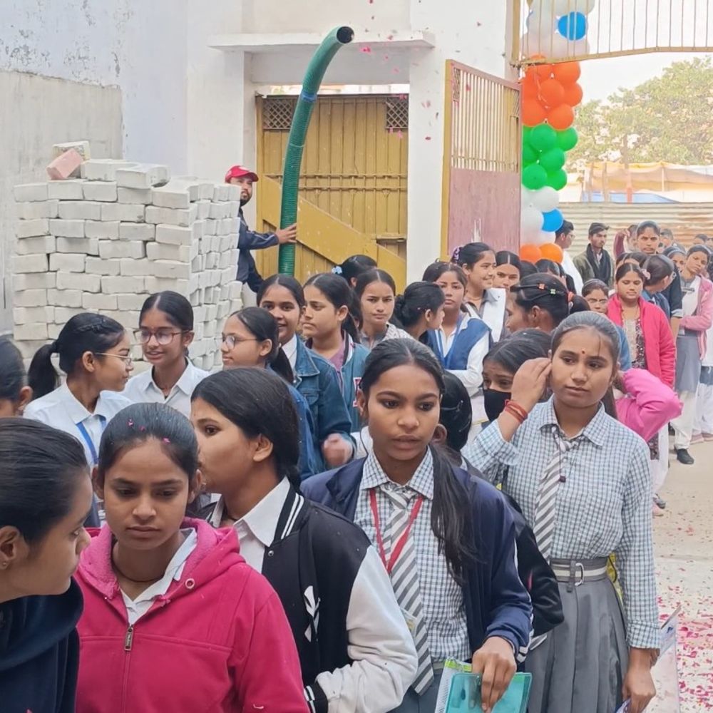 जालौन में यूपी बोर्ड परीक्षाएं शुरू:पहले दिन छात्रों का टीका लगाकर अभिनंदन, की गई फूलों की बारिश