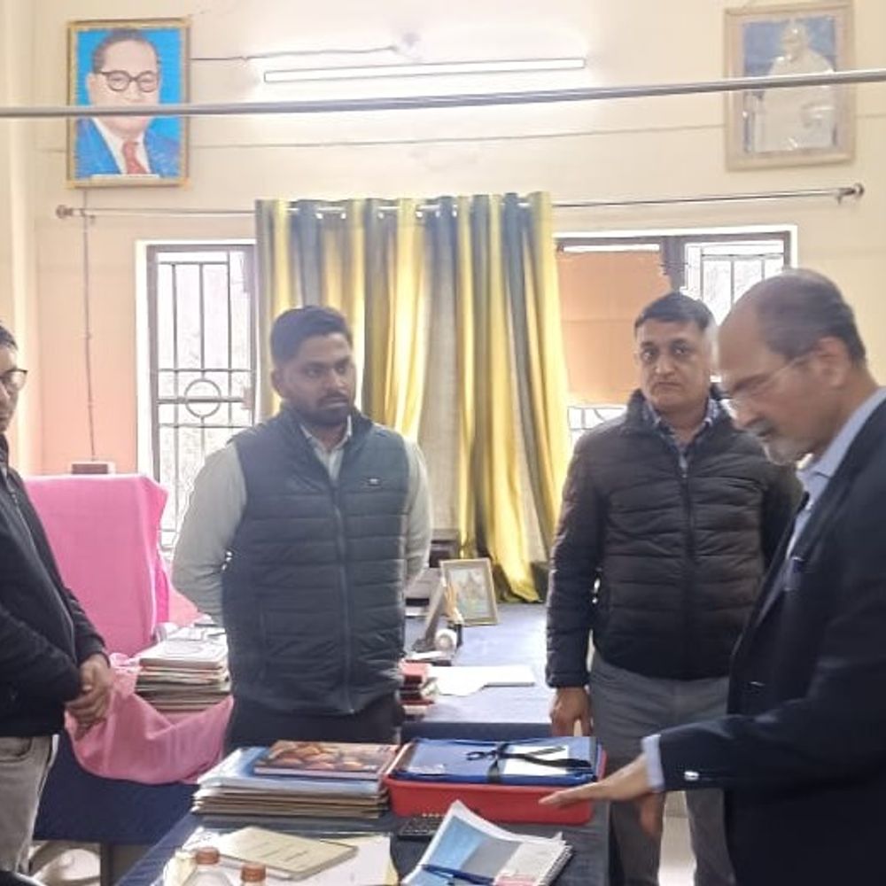 जल निगम और समाज कल्याण विभाग के कई कर्मचारी गैरहाजिर:हाथरस में सीडीओ ने वेतन रोकने के दिए निर्देश