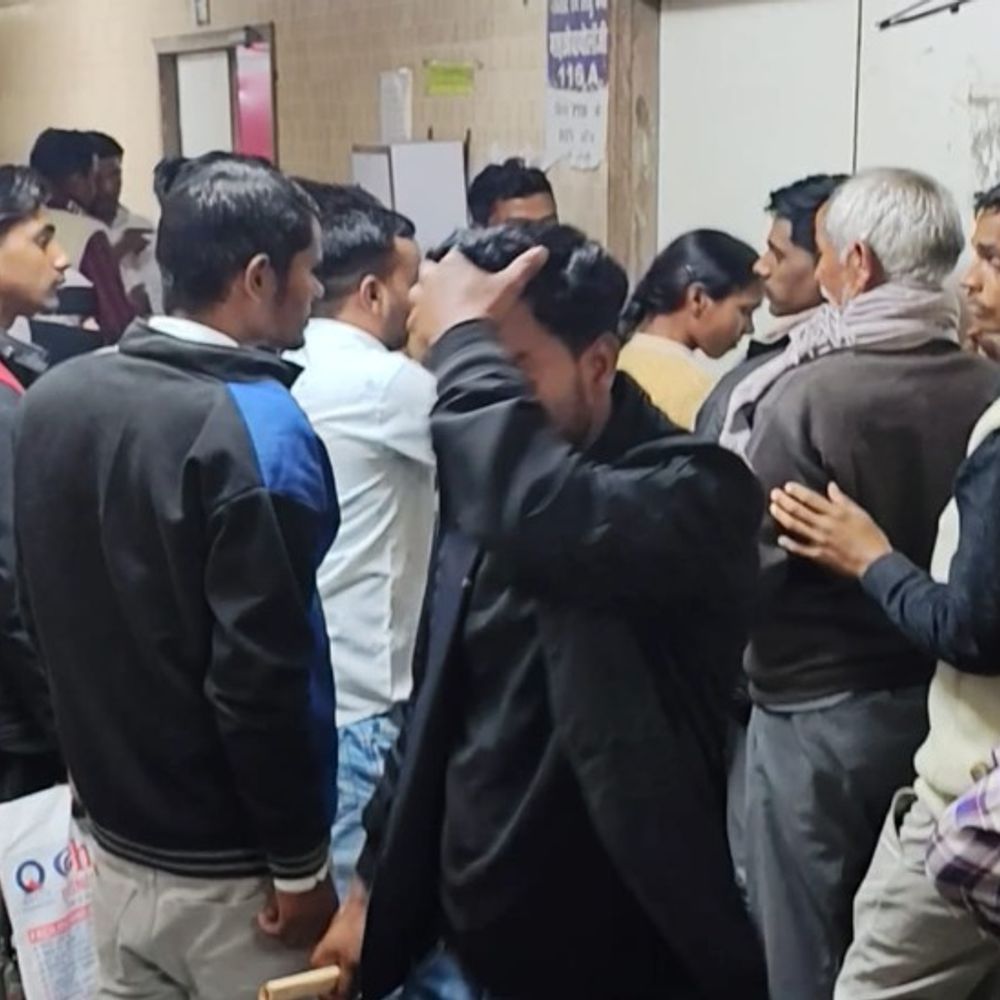 KGMU की OPD में सर्वर ठप, मरीज बेहाल:जांच के लिए घंटों लाइन में खड़े रहे, प्रशासन का दावा- मैन्युअल शुरू हुआ काम