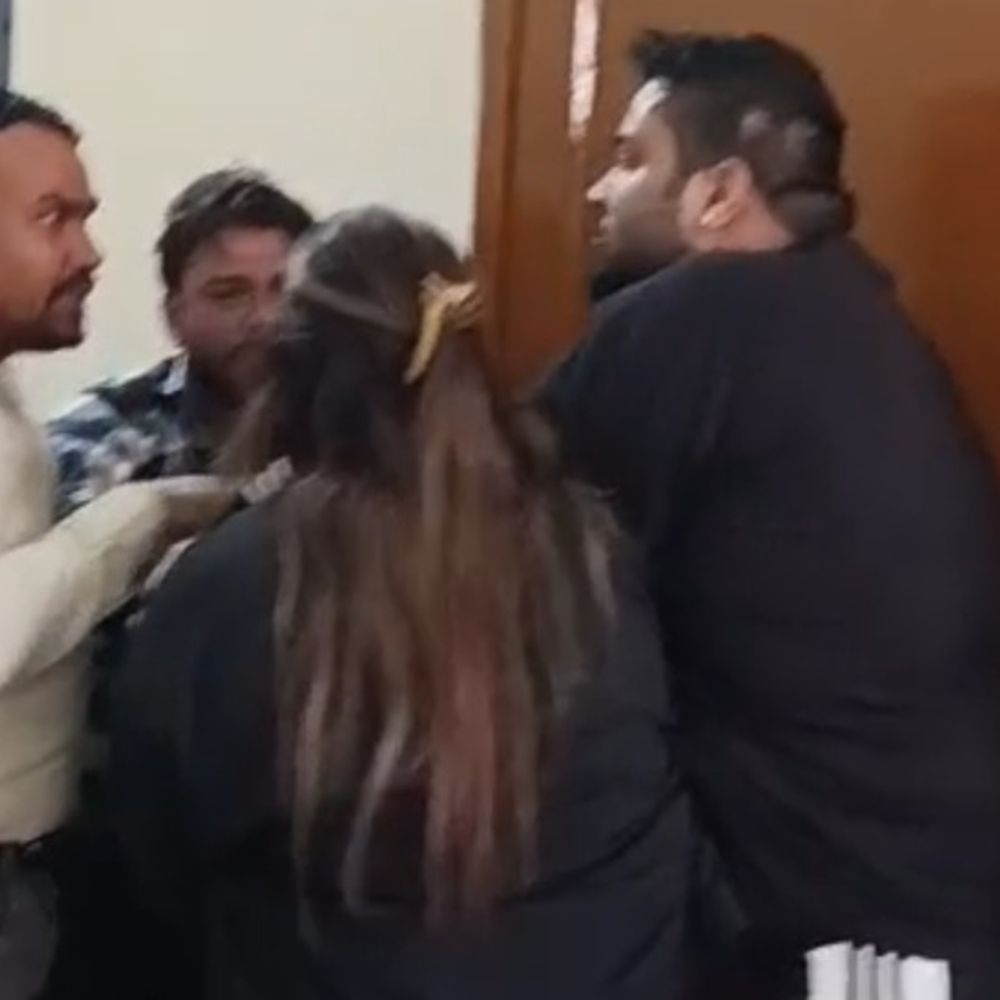 लखनऊ में बिजली कटने से नाराज महिला ने की पिटाई:पॉवर स्टेशन के अंदर पुरुष साथी समेत जमकर किया हंगामा, वीडियो वायरल