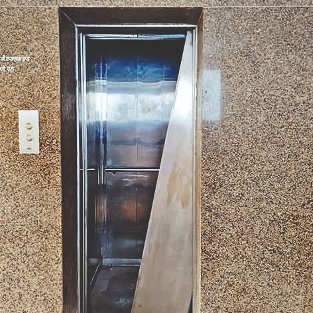 लखनऊ में सीएसआई टावर लिफ्ट कांड में नया मोड़:ठेकेदार ने एलडीए पर डाली जिम्मेदारी, कहा, गिरी नहीं, सिर्फ झटके खाए