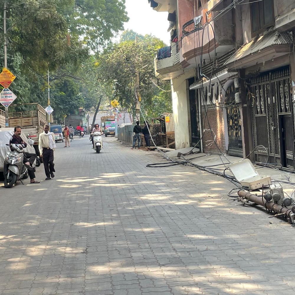 लखनऊ में नशे में ट्रक ड्राइवर ने मारी टक्कर:3 बिजली खंभे तोड़े; 300 घरों की 10 घंटे बिजली गुल रही, उपकरण फुंके