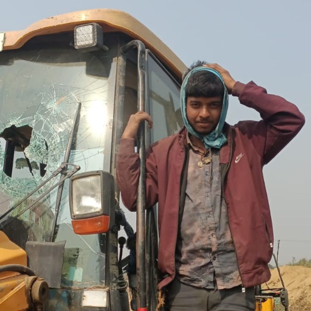 लखनऊ में अवैध निर्माण तोड़ने गई टीम कर हमला:गांव में ध्वस्तीकरण के दौरान बवाल, जेसीबी पर पथराव; ड्राइवर घायल, अज्ञात के खिलाफ तहरीर