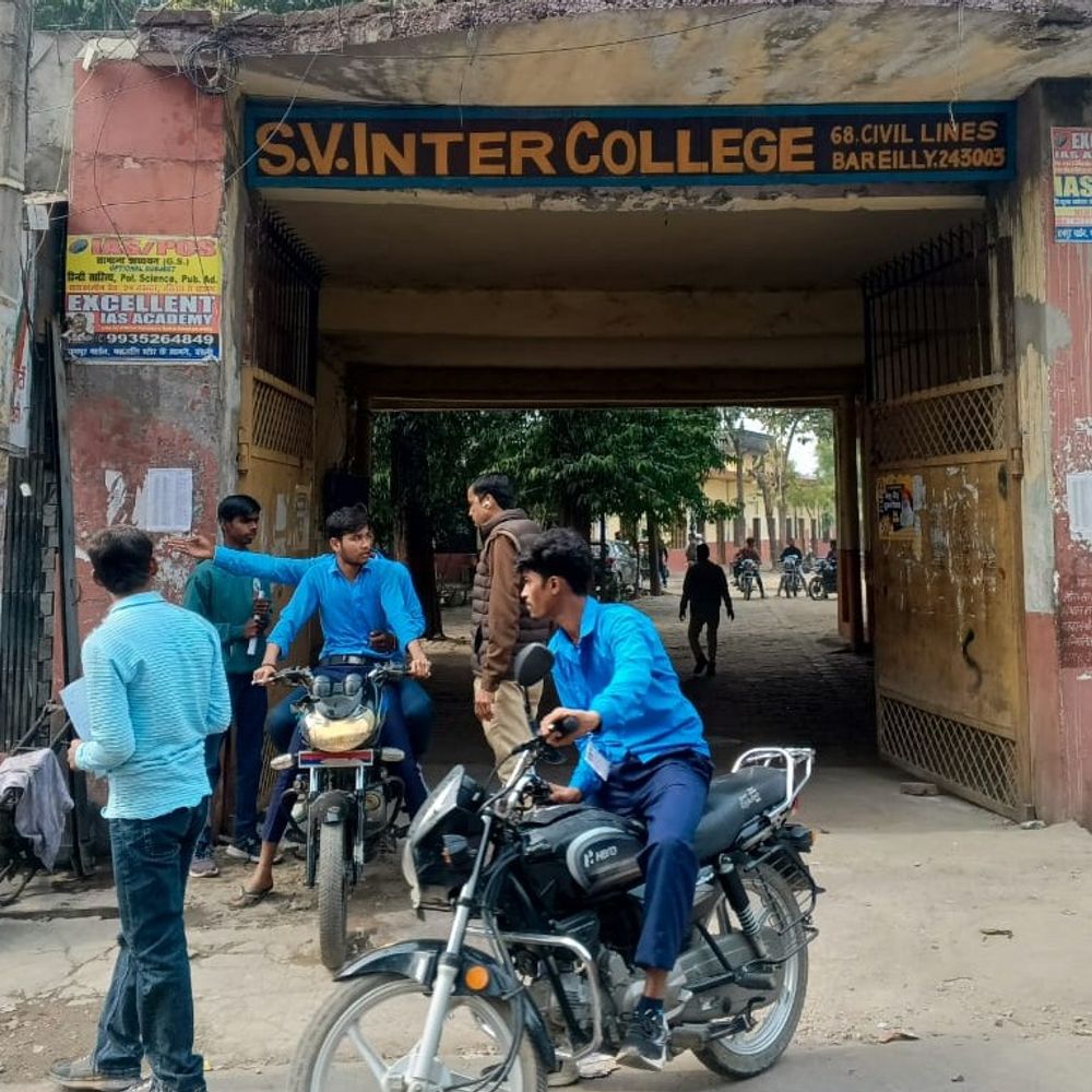 UP बोर्ड में पहले दिन नकल करते पकड़ा गया छात्र:फ्लाइंग स्काउट ने पर्ची से नकल करते पकड़ा, CCTV से निगरानी हुई