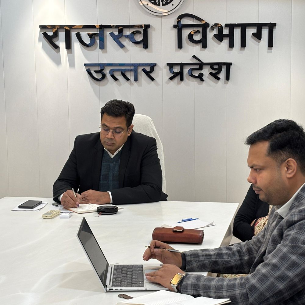 रिश्वत लेते पकड़ा गया चपरासी सेवा से बर्खास्त:लखनऊ कोर्ट ने 4 साल की सजा सुनाई, 10 हजार रुपए घूस लेते पकड़ा गया था