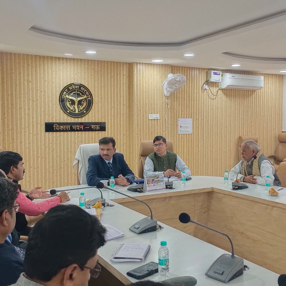 मऊ डीएम ने किसान दिवस में सुनीं किसानों की समस्याएं:तहसील स्तर की शिकायतें 7 दिन में निपटाने के दिए निर्देश