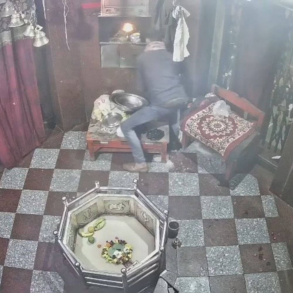 गोंडा के दुःखहरण नाथ मंदिर का दानपात्र तोड़ा, VIDEO:गर्भगृह से नगदी चुराई, जूते पहनकर अंदर घुसा