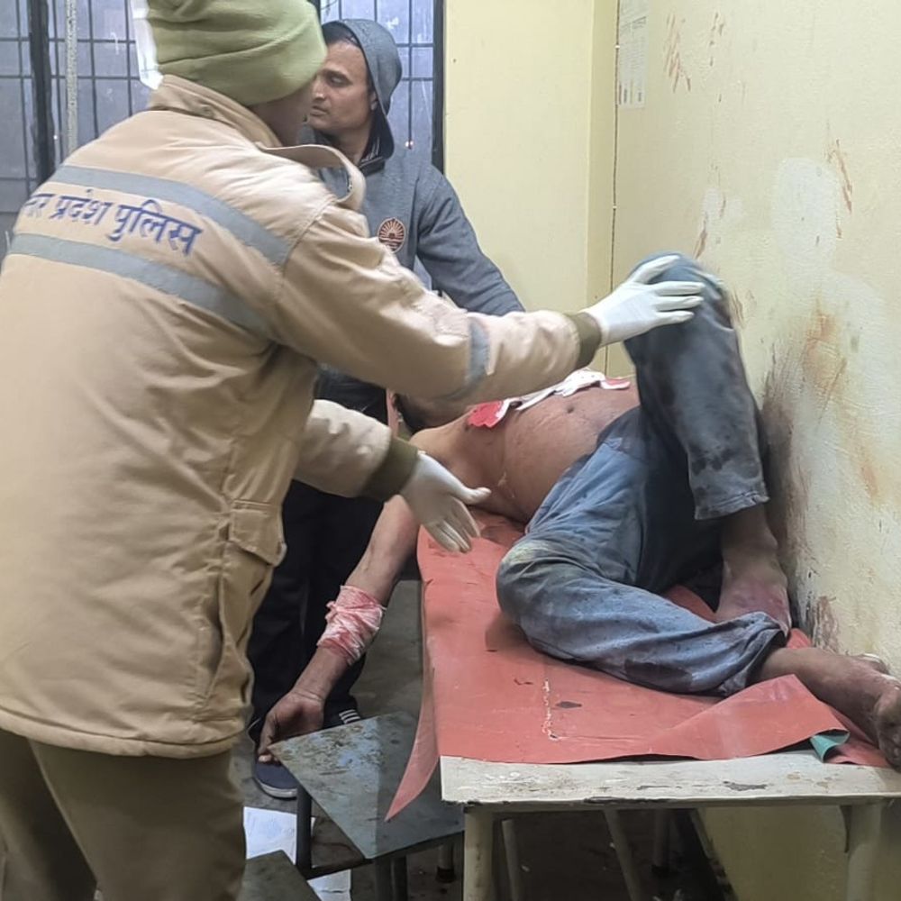 सीतापुर में धारदार हथियार से भाई-भाभी की हत्या:तीसरा भाई गंभीर, जिला अस्पताल रेफर; आरोपी फरार