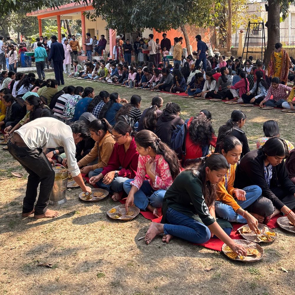 CSJMU कैंपस में गूंजा हर-हर महादेव:कुलपति ने पत्नी संग किया पूजन, विशाल भंडारे में हजारों छात्रों ने छका महाप्रसाद