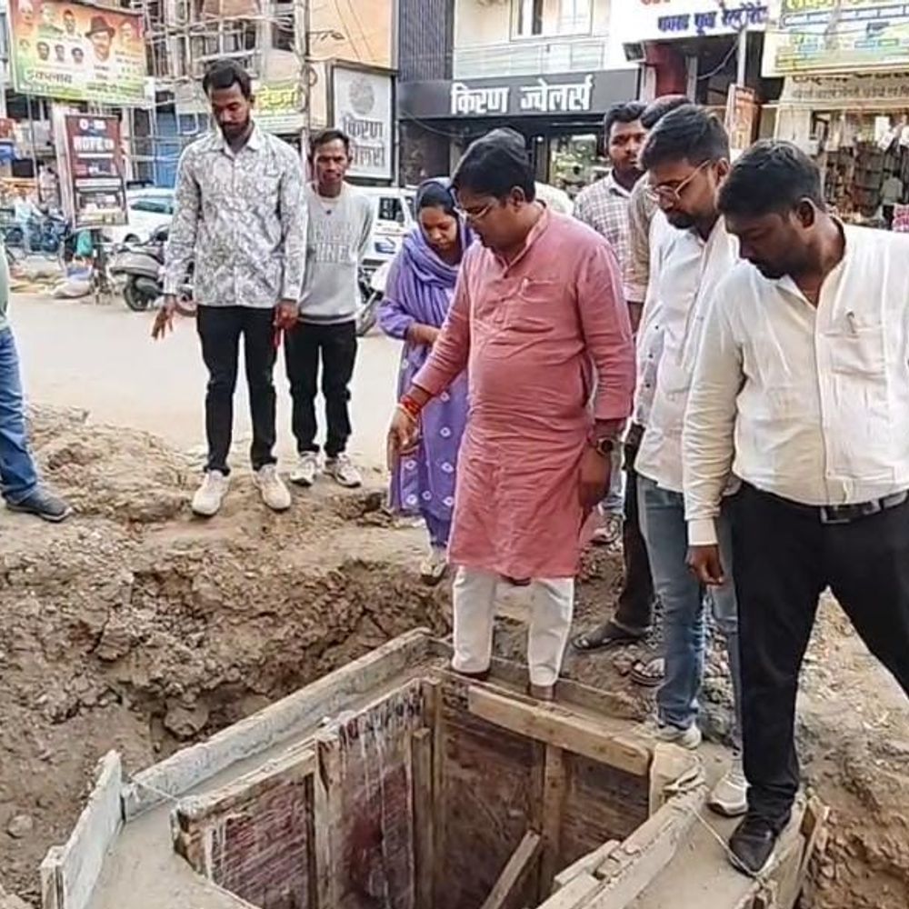 धमतरी में दोबारा बिछाई जा रही पाइपलाइन:पहले बिछाई गई खोदी गई, विधायक ओंकार साहू ने भ्रष्टाचार का आरोप लगाया